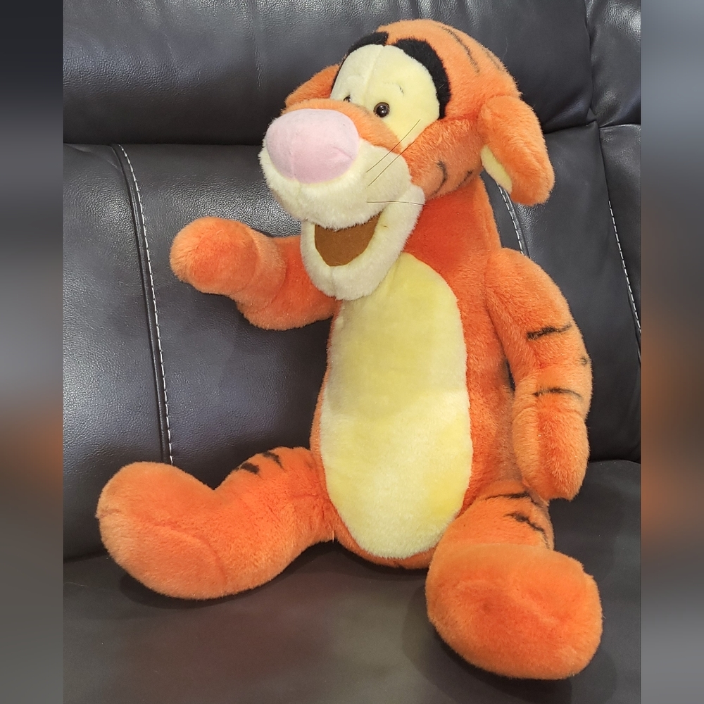 The Disney Store Winnie The Pooh • Tigger • Soft Plush Animal Toy